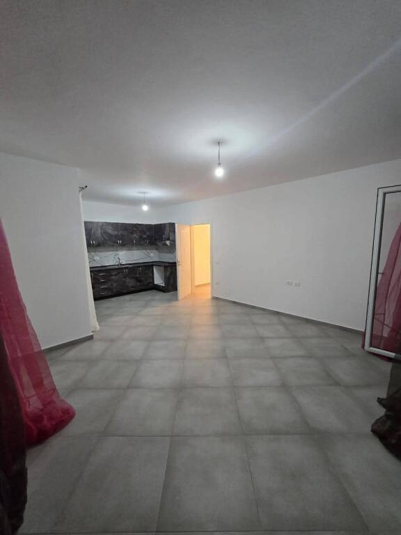 Jepet me qira 1+1 Astir pjeserisht e mobiluar 350 mije leke