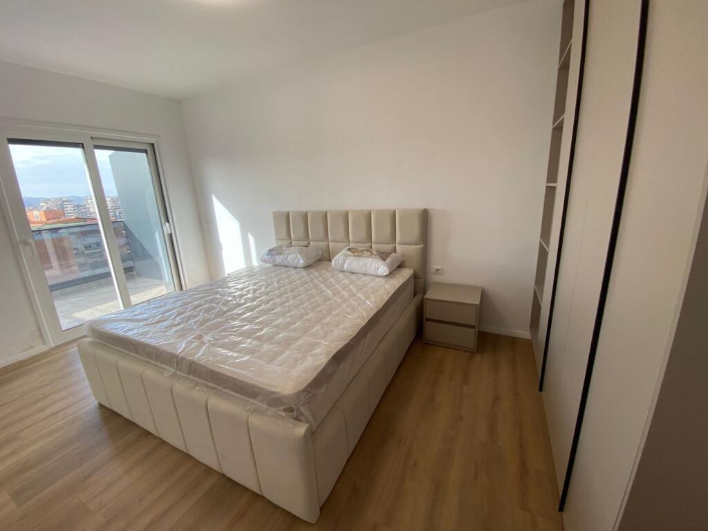 For rent 2+1+parking Pazari i Ri Red School 1300€