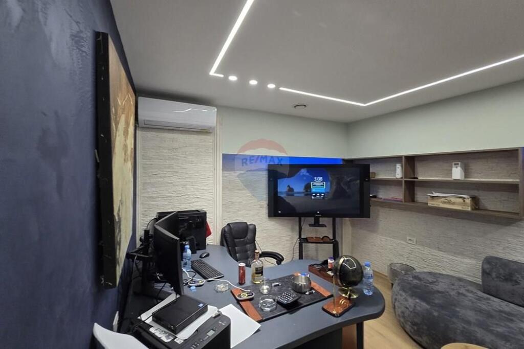 Shop for sale at Kristal Center