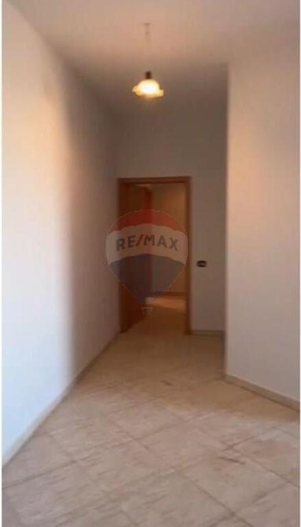 Zyrë - Për Qira - Rr kavajes(Globi) !