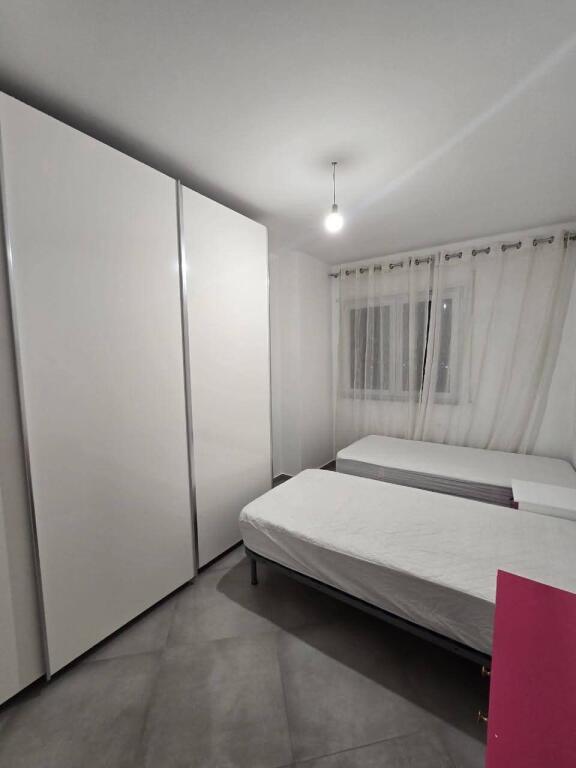 Jepet me qira 1+1 Astir pjeserisht e mobiluar 350 mije leke