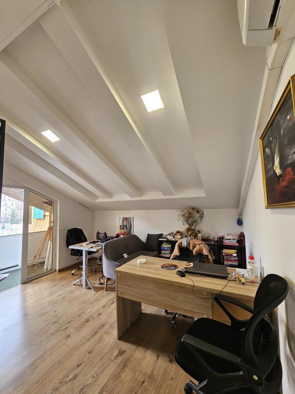 Jepet me qira zyre në Bllok me sipërfare 311m2