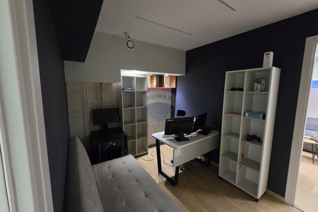 Shop for sale at Kristal Center