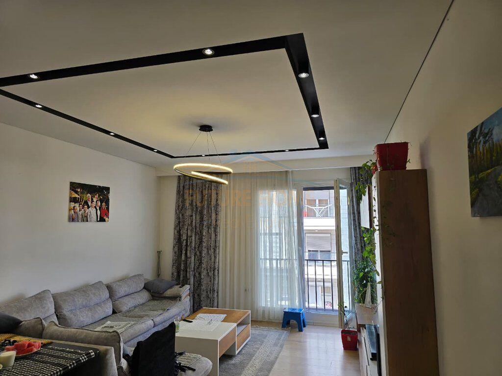 Shitet apartament 2+1+post parkimi Ali Dem