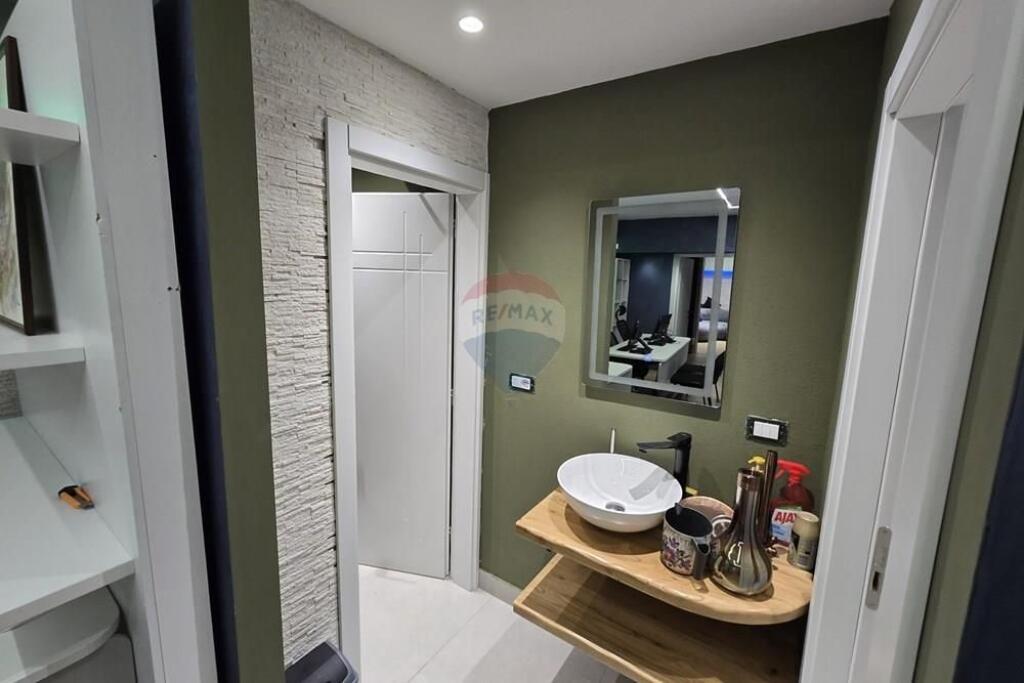 Shop for sale at Kristal Center