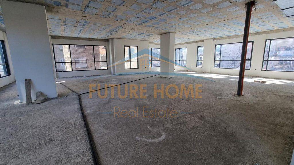 Qera, Ambjent Biznesi  2 poste parkimi Rruga Hoxha Tahsim