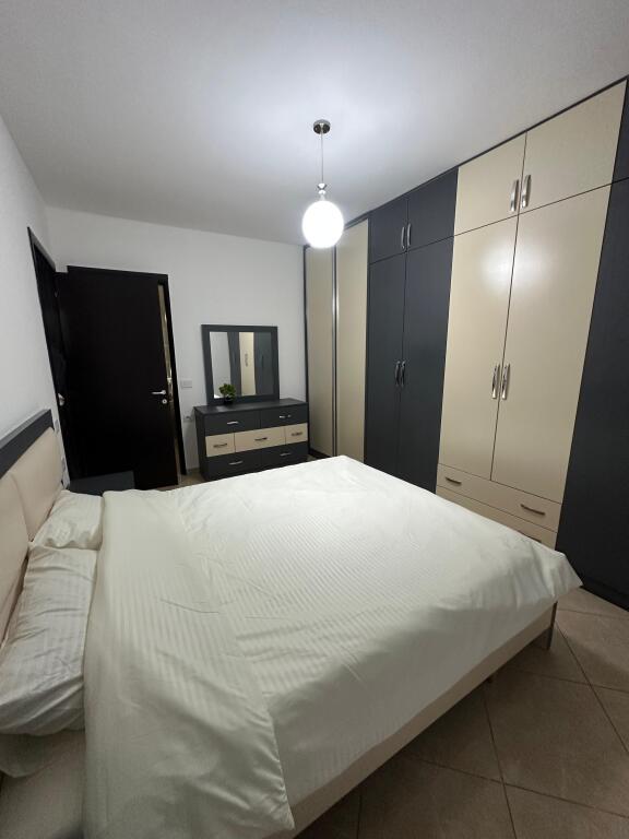 Jepet me qera apartament 2+1+2 Rruga Jordan Misja!