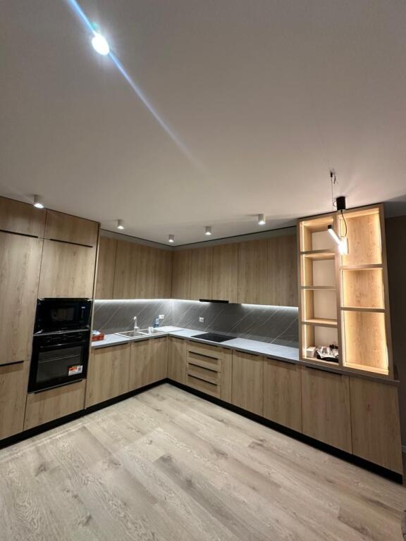 Apartament me qira 2+1+2+3 ballkone te Bulverdi Migjeni , Astir