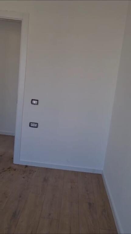 ZYRE ME QERA 106 M2 RRUGA E BARRIKADAVE 80.000 LEKE