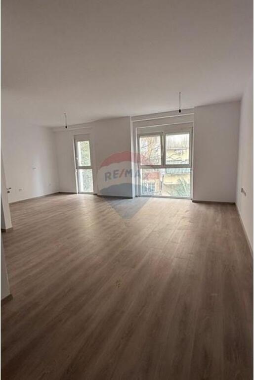 Ambjent per zyra me qira prane Air Albania stadium