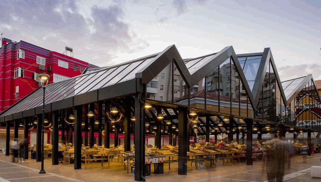 🌟 Shitet 4+1 në Pazari i Ri – Hapësirë e Bollshme Banimi në Qendër të Tiranës