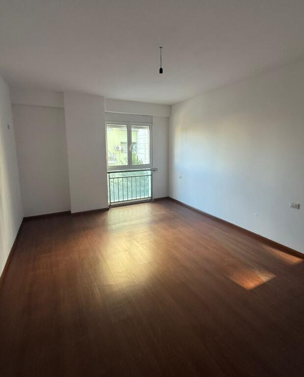 Affitto, Appartamento 2+1+2, Ndre Mjeda, Tirana. L'appartamento è offerto per Uffici.