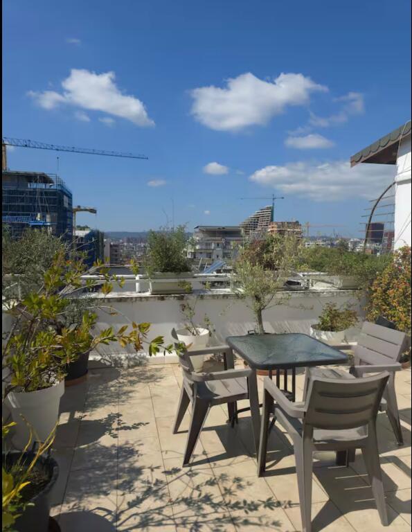 🏙️ Penthouse me Qira – Bllok💶 Çmimi: 1,200 € / muaj