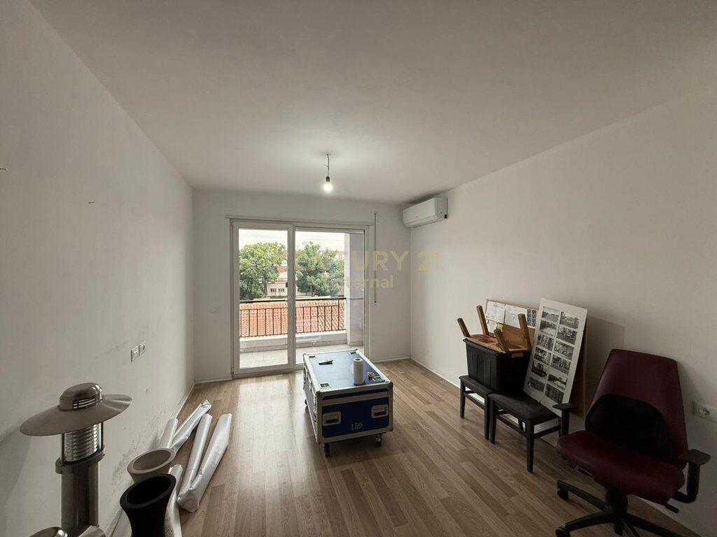 Apartament bosh per zyra me qira tek Shkolla e Bashkuar