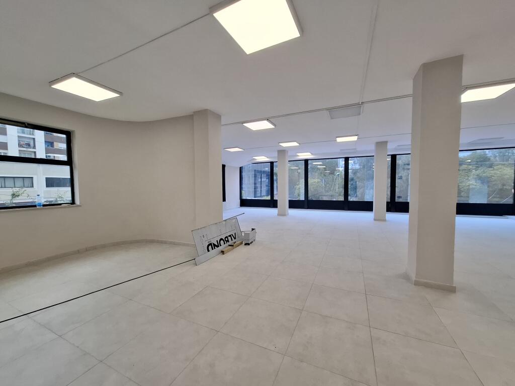 Jepet me qira Ambjent (260m2) || (📍21 dhjetori 30 m larg unazës) || Direkt rrugë kryesore ngjiturë me zjarrëfiksen. mund të ndahet min 8 ose 9 ambjent pune i përshtatshëm perfekt për call center || 2500 euro/Muaj