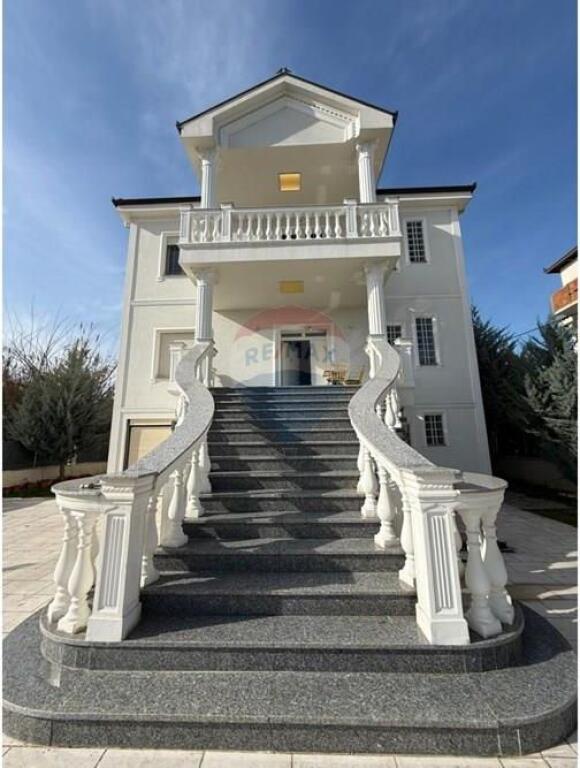 VENDIAMO VILLA A LAKNAS!