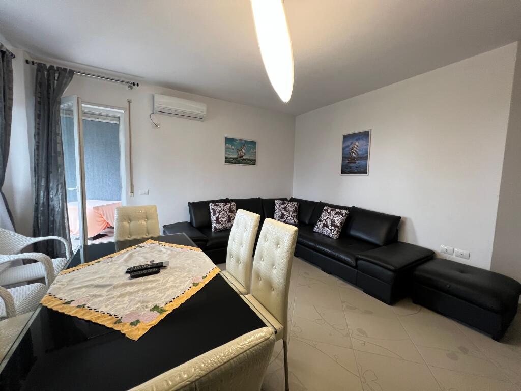 Apartament  me qira 2+1 me garazh ,Lungomare