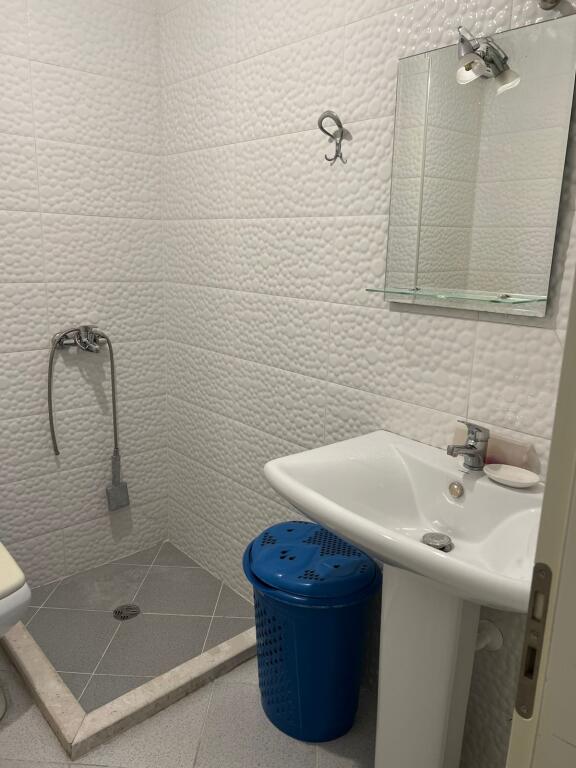 Appartamento 2+1+2 a Kodra e diellit in affitto 60.000 lekë