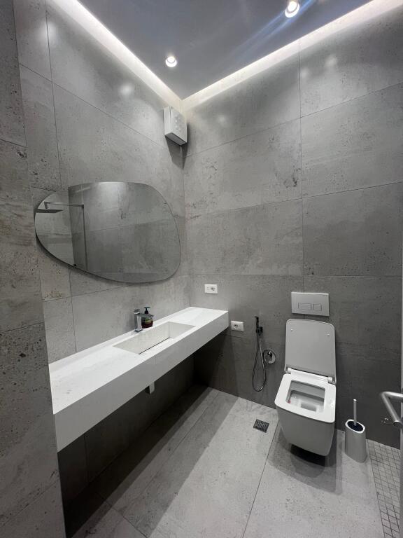 Apartament 1+1 me qera, për zyrë, pallat i sapo përfunduar, Zona Vasil Shanto