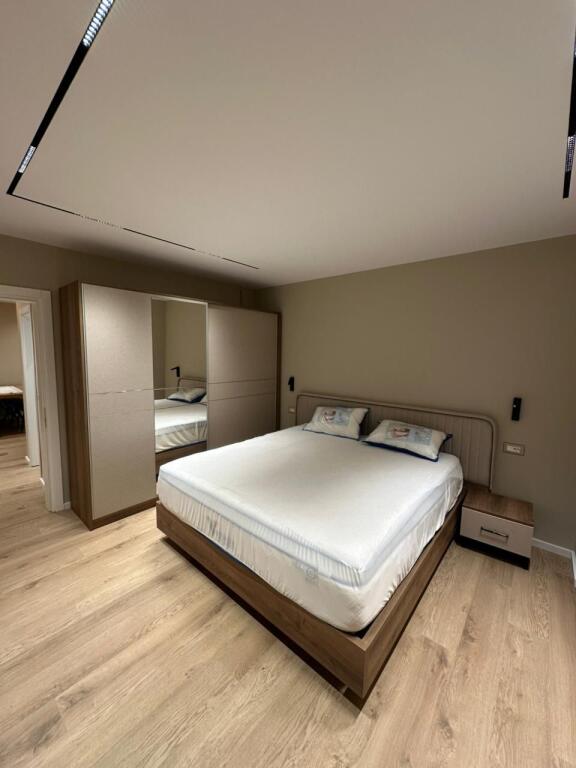 Apartament me qira 2+1+2+3 ballkone te Bulverdi Migjeni , Astir