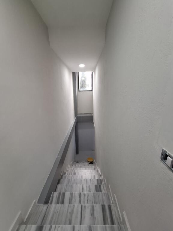 Jepet me qira Ambjent (260m2) || (📍21 dhjetori 30 m larg unazës) || Direkt rrugë kryesore ngjiturë me zjarrëfiksen. mund të ndahet min 8 ose 9 ambjent pune i përshtatshëm perfekt për call center || 2500 euro/Muaj