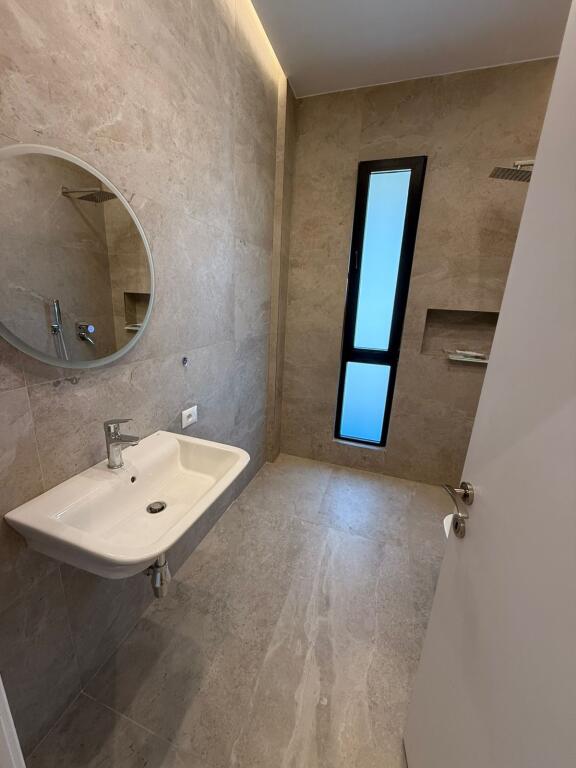 Zyrë me qera – Square 21 Dhjetori