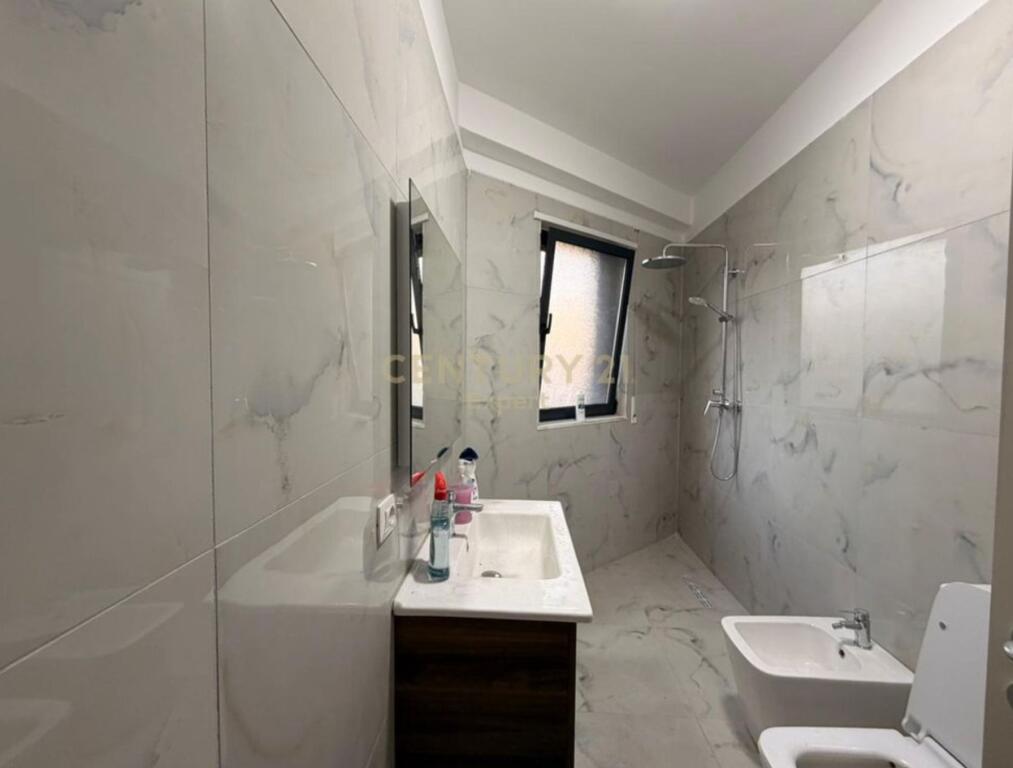 🌟 Jepet me Qira – Ambient për Zyra në Rrugën e Durrësit, Tirane