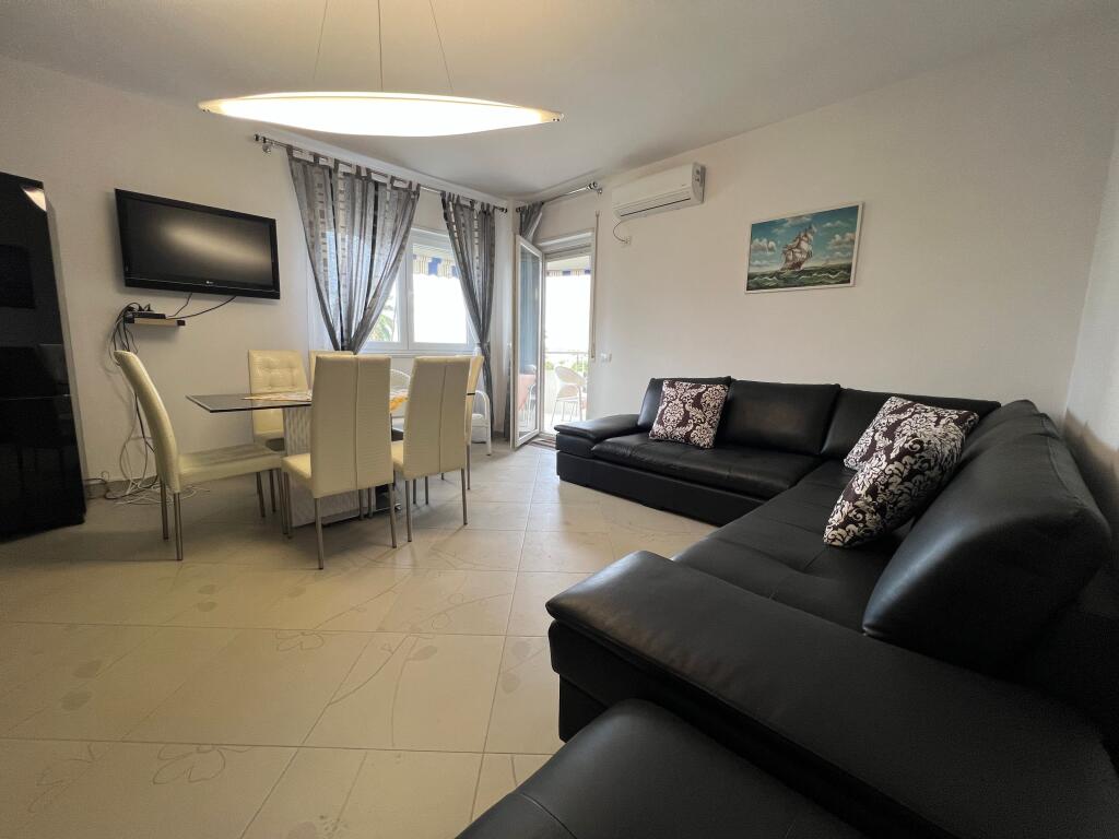 Apartament  me qira 2+1 me garazh ,Lungomare