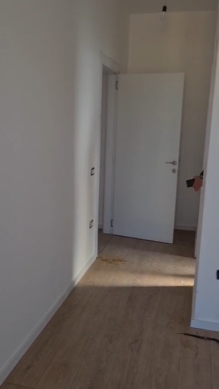 ZYRE ME QERA 106 M2 RRUGA E BARRIKADAVE 80.000 LEKE