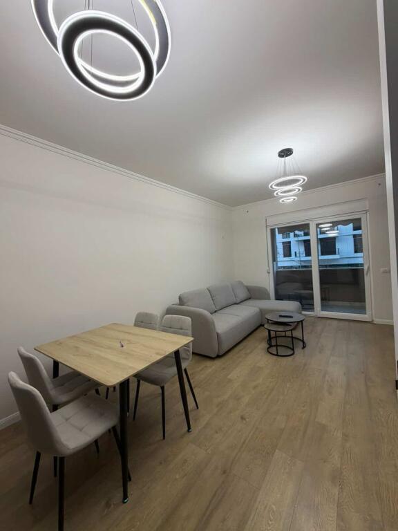 Apartament modern 1+1 tek Komuna e Parisit!