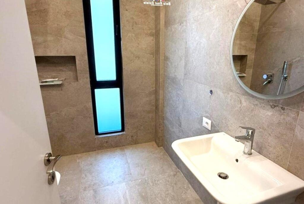 Zyre me qera tek Square 21 (ID BZ2799) Tirane