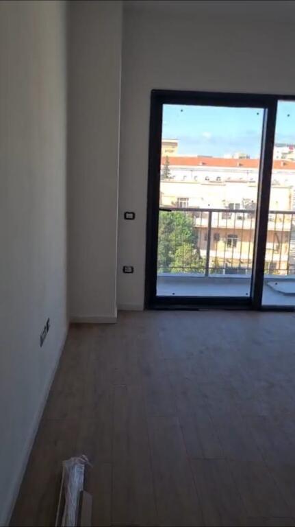 ZYRE ME QERA 106 M2 RRUGA E BARRIKADAVE 80.000 LEKE