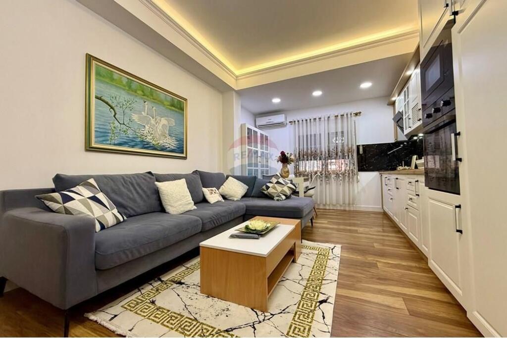 Apartament - Për Qira - Blloku, Tiranë