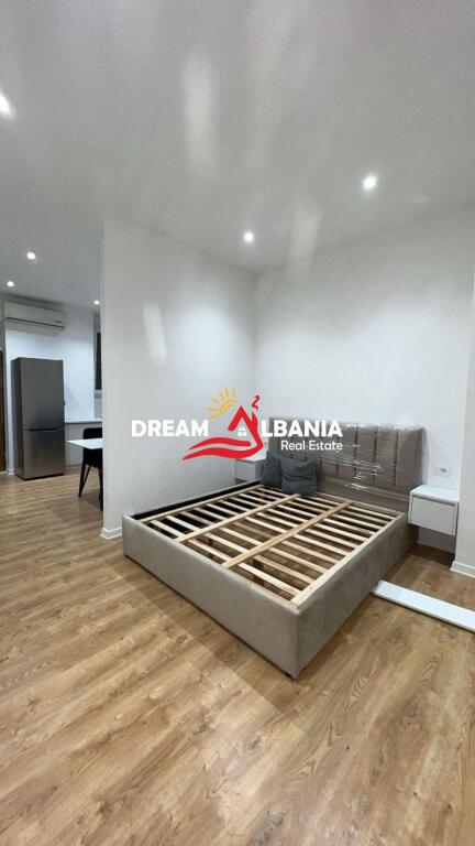 Jepet me qera apartament 1+1 ne rrugen e Barrikadave prane Gjimnazit Sami Frasheri (42111512)
