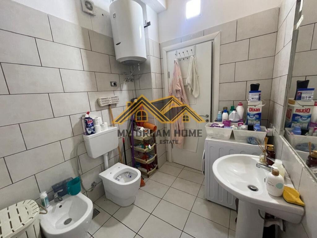 SHITET APARTAMENT 2+1 PRAN SHKOLLES ITALIANE DURRES!