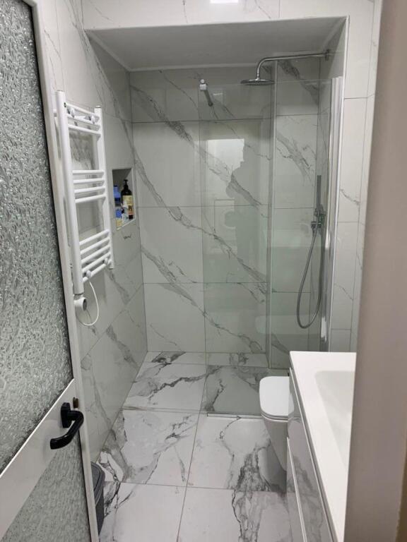 🏢Perballe Urgjences se Pediatrise,Rruga Besim Zyma jepet me qera apartament,1+1,i mobiluar.500Euro     