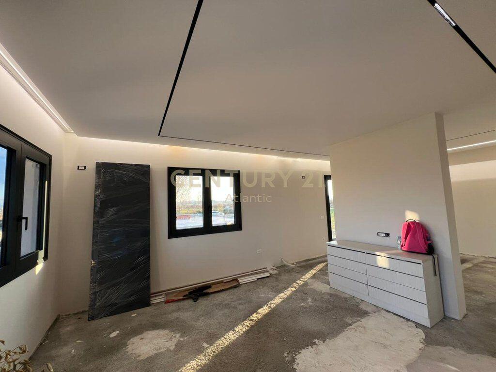 VILLA UNICA SU 3 PIANI IN VENDITA A 4 RRUGET, SHIJAK DURRES