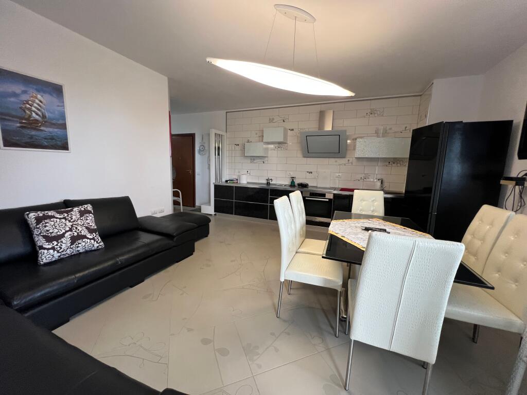 Apartament  me qira 2+1 me garazh ,Lungomare