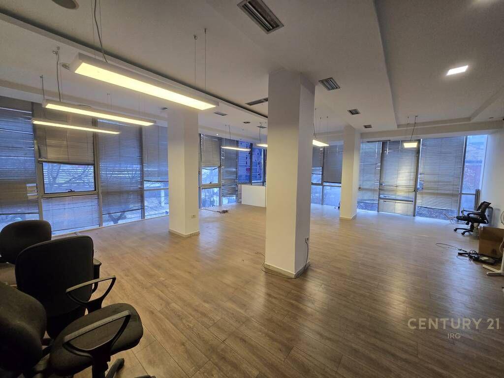 Ambient për Zyrë me Qira ne Xhamllik! 1,200 € /Muaj