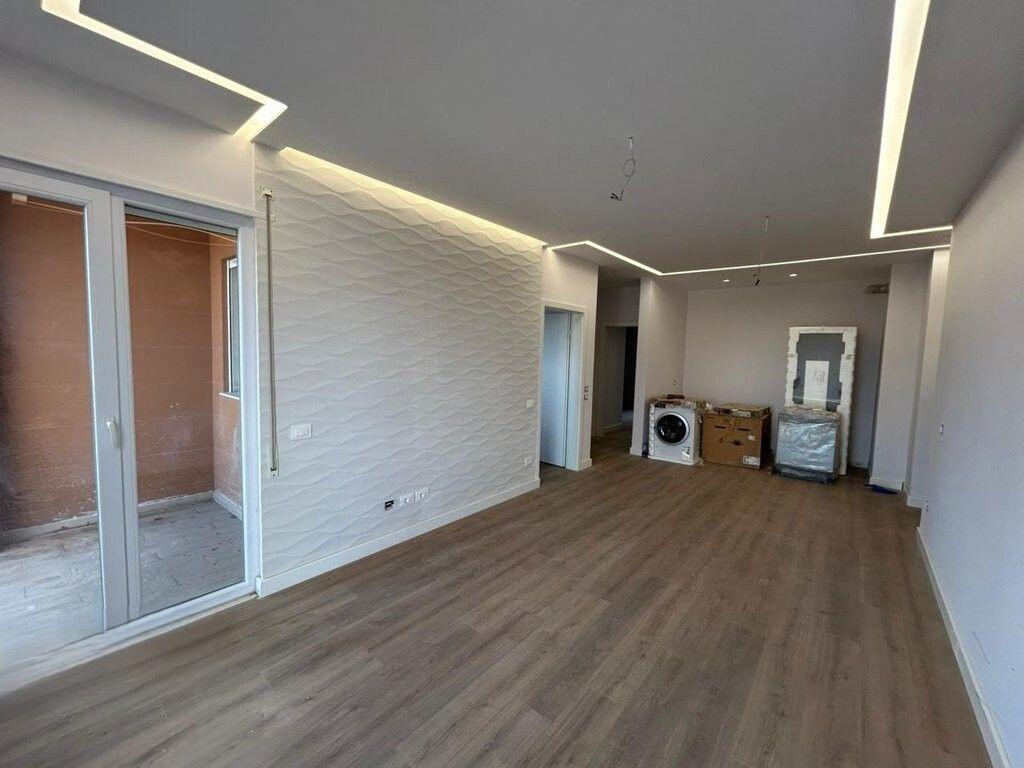 VENDESI 2+1 CON POSTO AUTO, SCUOLA ROSSA. 260.000 €