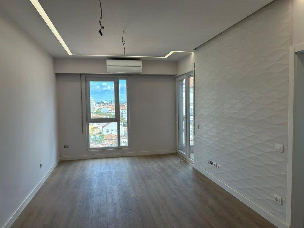 VENDESI 2+1 CON POSTO AUTO, SCUOLA ROSSA. 260.000 €