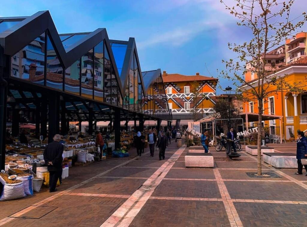 🌟 Shitet 4+1 në Pazari i Ri – Hapësirë e Bollshme Banimi në Qendër të Tiranës