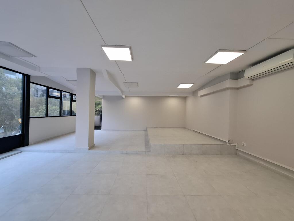 Jepet me qira Ambjent (260m2) || (📍21 dhjetori 30 m larg unazës) || Direkt rrugë kryesore ngjiturë me zjarrëfiksen. mund të ndahet min 8 ose 9 ambjent pune i përshtatshëm perfekt për call center || 2500 euro/Muaj