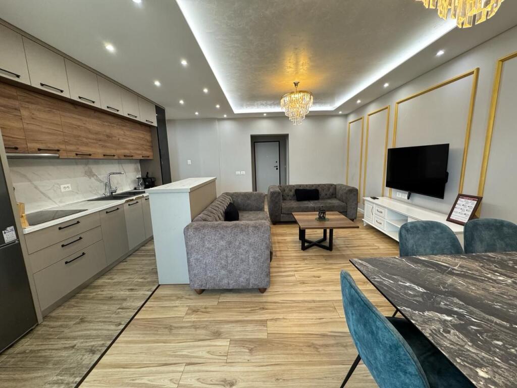 Shitet Apartament 2+1+2