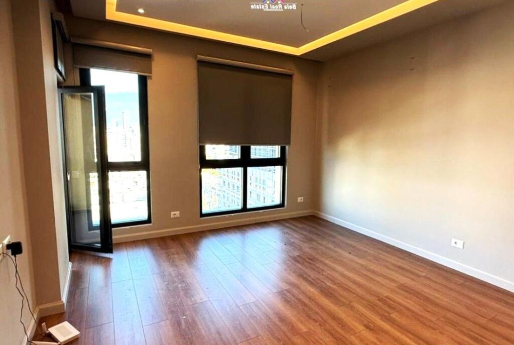 Zyre me qera tek Square 21 (ID BZ2799) Tirane