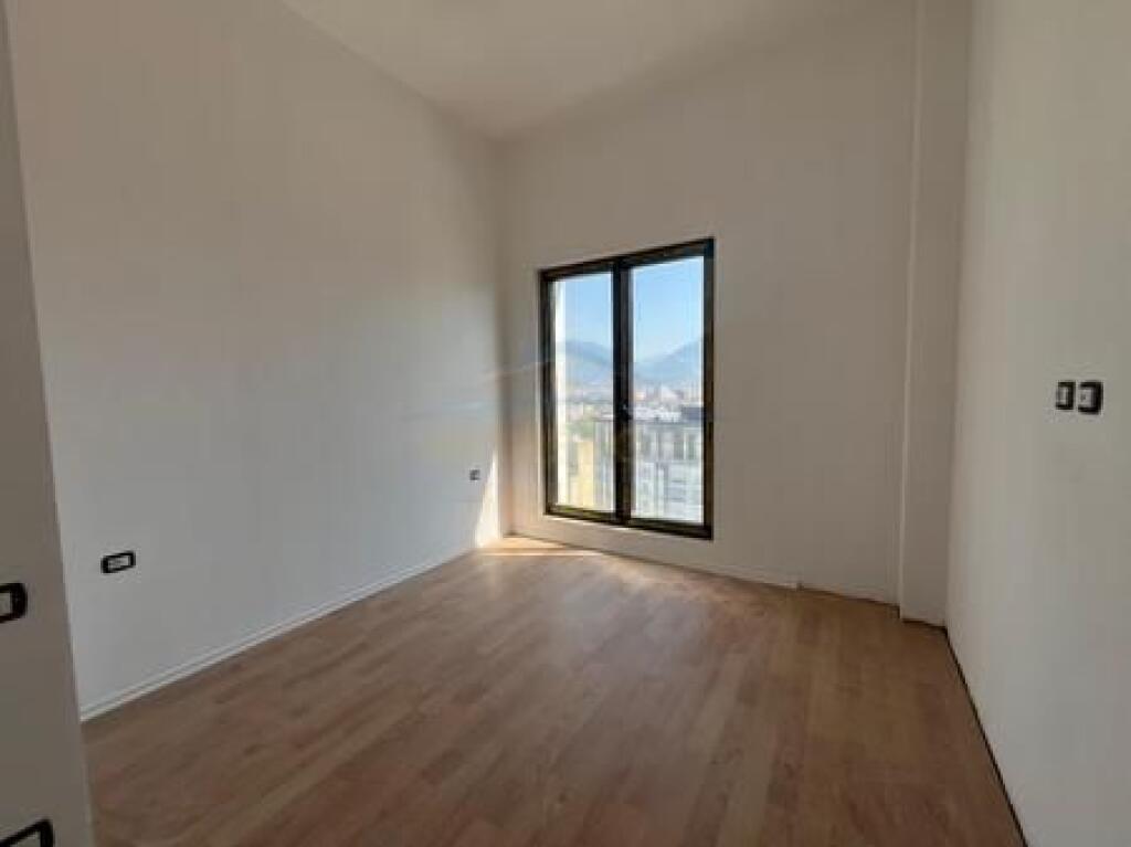 Shitet, Penthouse 3+1+2, Rruga e Barrikadave, Tiranë.