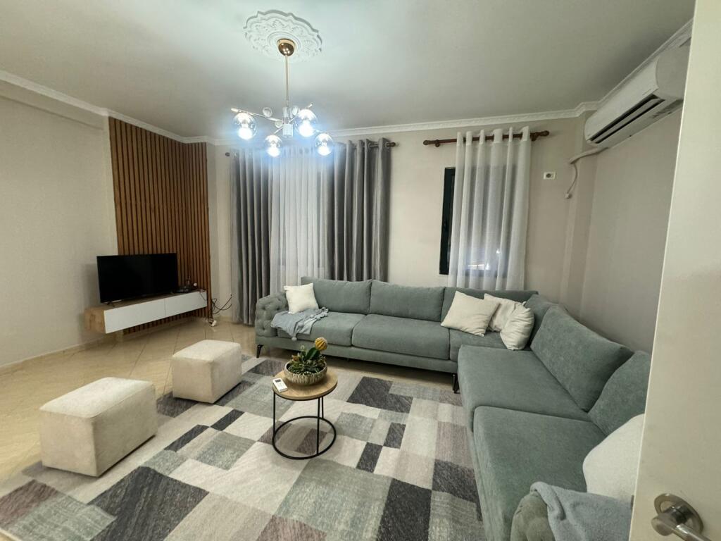 Ne zonen e Freskut,perballe Basic Bar jepet me qera apartament 2+1+2,i sapo mobiluar: 70,000Leke