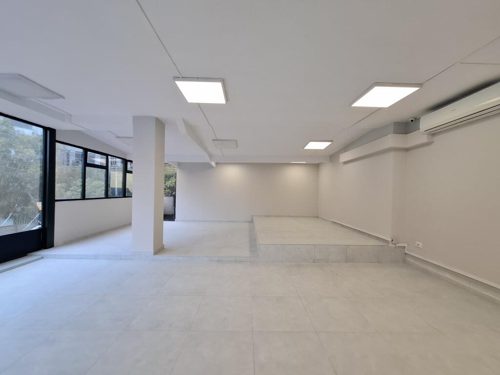 Jepet me qira Ambjent (260m2) || (📍21 dhjetori 30 m larg unazës) || Direkt rrugë kryesore ngjiturë me zjarrëfiksen. mund të ndahet min 8 ose 9 ambjent pune i përshtatshëm perfekt për call center || 2500 euro/Muaj