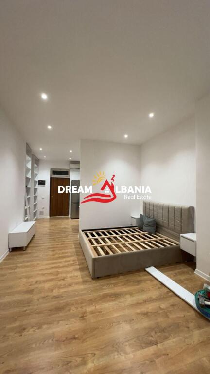 Jepet me qera apartament 1+1 ne rrugen e Barrikadave prane Gjimnazit Sami Frasheri (42111512)
