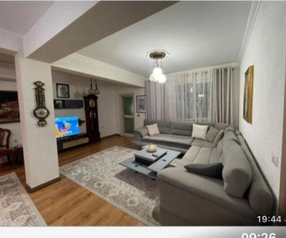 Shitet  1 vile  ne Kinostudio  